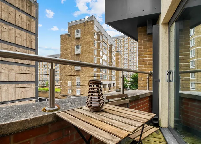 A Vibrant 2 Bed & 2 Bath In Old Street Zone 1
