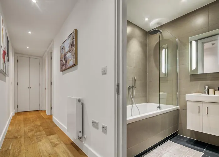 A Vibrant 2 Bed & 2 Bath In Old Street Zone 1
