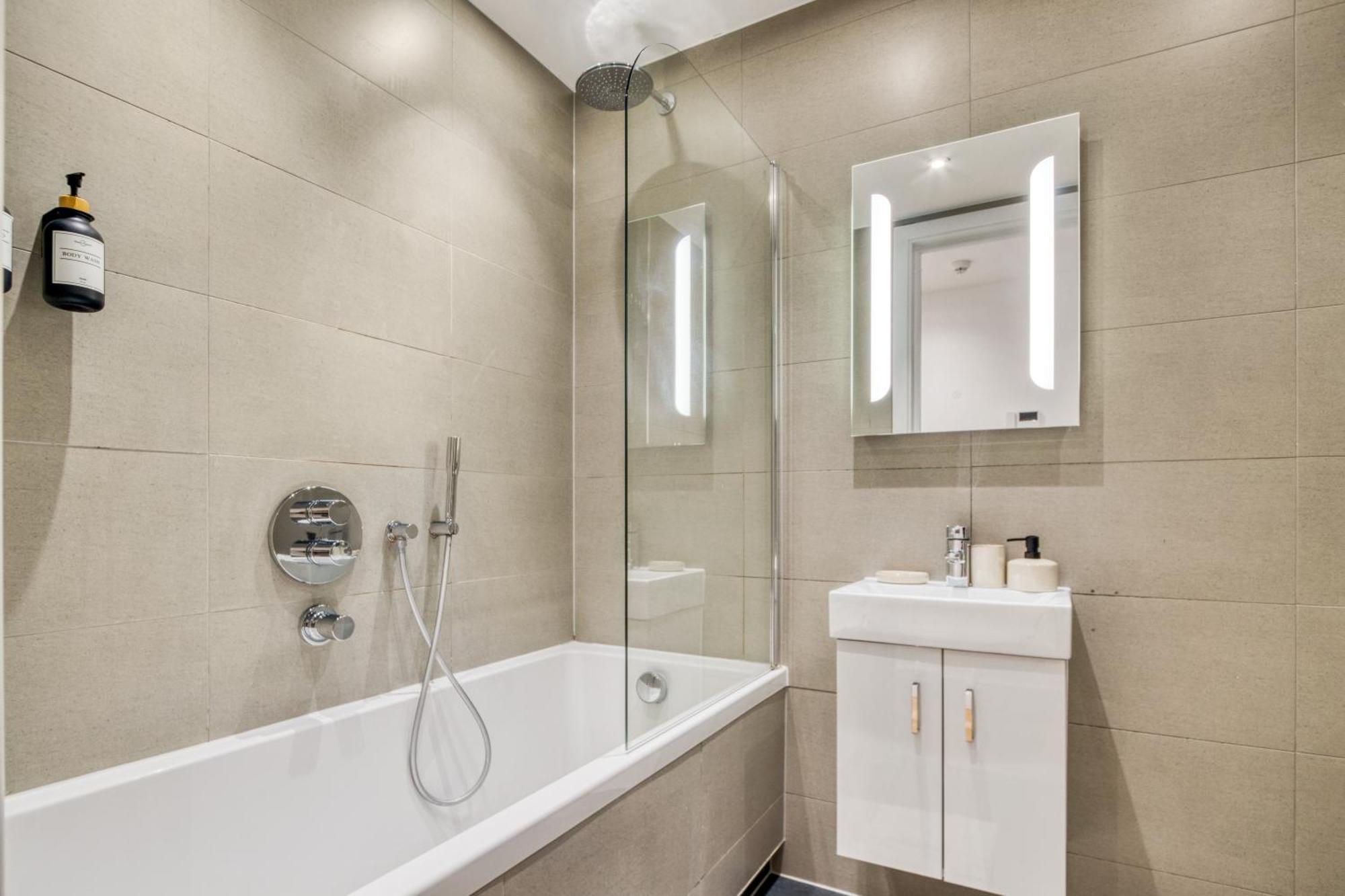 A Vibrant 2 Bed & 2 Bath In Old Street Zone 1 Apartamento