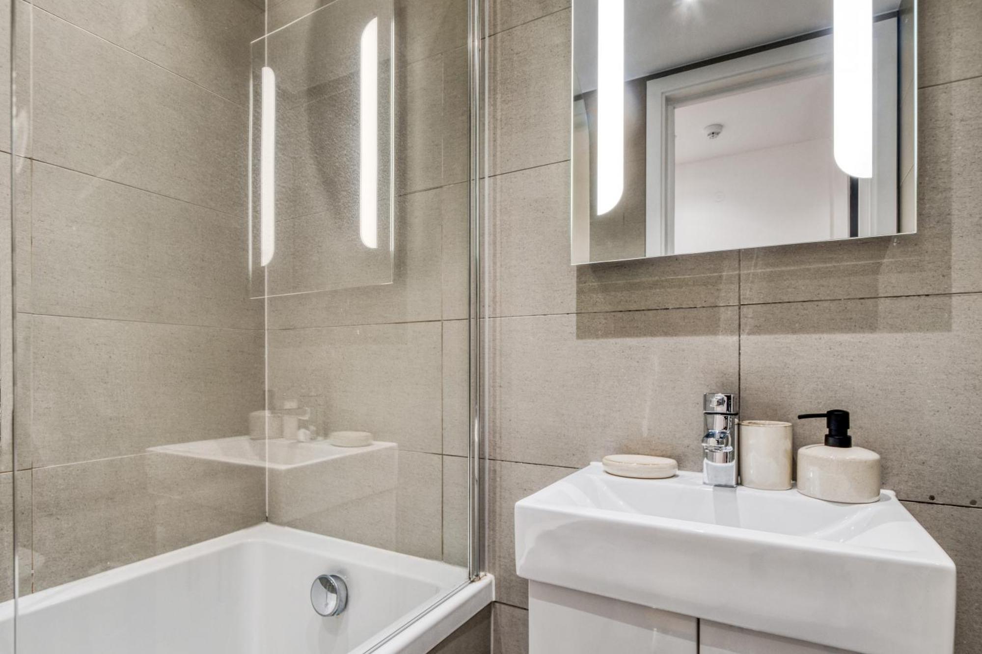 Апартаменты A Vibrant 2 Bed & 2 Bath In Old Street Zone 1 Лондон
